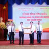 Giáo sư, Tiến sỹ Nguyễn Xuân Thắng, Ủy viên Bộ Chính trị, Giám đốc Học viện Chính trị Quốc gia Hồ Chí Minh, Chủ tịch Hội đồng Lý luận Trung ương trao Bằng chứng nhận cho Trường Chính trị tỉnh Bình Dương. (Ảnh: Dương Chí Tưởng/TTXVN)