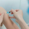 Nhân viên y tế tiêm vaccine phòng bệnh bạch hầu cho người dân tại Trung tâm tiêm chủng VNVC Hà Nội. (Ảnh: Minh Quyết/TTXVN)