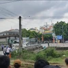 Theo một số nhân chứng, xe tải va chạm với xe máy, các nạn nhân tử vong do bị ép sát vào thành cầu. (Nguồn: Fanpage Săn Tin)