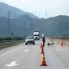 Phân luồng giao thông trên Cao tốc Cam Lộ-La Sơn, đảm bảo an toàn cho lực lượng thi công. (Ảnh: Đỗ Trưởng/TTXVN)