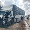 Chiếc xe tải bị hư hỏng nặng sau khi gây ra vụ tai nạn khiến 2 người thương vong. (Ảnh: TTXVN phát)