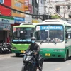 Người dân bịt kín khi lưu thông bằng xe máy trên đường ở Thành phố Hồ Chí Minh. (Ảnh: Hồng Đạt/TTXVN)