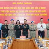 Thượng tướng Hoàng Xuân Chiến, Thứ trưởng Bộ Quốc phòng, đại biểu các cơ quan Bộ Quốc phòng và các sỹ quan nhận Quyết định của Chủ tịch nước tại buổi lễ. (Ảnh: Trọng Đức/TTXVN)