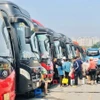 Phương tiện chờ xuất bến tại Bến xe Nước Ngầm ngày 27/4. (Ảnh: Tuyết Mai/TTXVN)