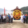 Lãnh đạo tỉnh Phú Yên cùng cán bộ, chiến sỹ, nhân dân dâng hoa tưởng nhớ các anh hùng liệt sỹ tại bến Vũng Rô. (Ảnh: Tường Quân/TTXVN)