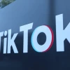 Biểu tượng mạng xã hội TikTok tại một văn phòng ở Los Angeles, Mỹ. (Ảnh: THX/TTXVN)