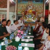Chủ tịch Ủy ban Nhân dân tỉnh Hậu Giang chúc Tết đồng bào Khmer. (Ảnh: Nguyễn Hằng/TTXVN)