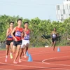Các vận động viên nam tham gia chạy tiếp sức. (Ảnh: Văn Dũng/TTXVN)