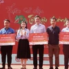 Trao bảng biểu trưng gói bảo trợ dài hạn cho 371 trẻ em mồ côi do COVID-19 trên địa bàn Đồng Nai, Bình Dương và Thành phố Hồ Chí Minh. (Ảnh: Lê Xuân/TTXVN)
