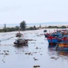 Tàu cá công suất nhỏ vào neo trú do cửa sông bị bồi lấp. (Ảnh: Đinh Hương/TTXVN)