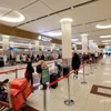 Hành khách làm thủ tục tại Sân bay Quốc tế Dubai. (Ảnh: AFP/TTXVN)