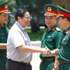 Thủ tướng Phạm Minh Chính đến thăm cán bộ, chiến sỹ Bộ Chỉ huy Quân sự tỉnh Đắk Lắk. (Ảnh: Dương Giang/TTXVN)