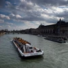 Các thuyền chở khách du lịch di chuyển trên sông Seine ở Paris, Pháp. (Ảnh: AFP/TTXVN)