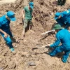 Tìm kiếm, quy tập hài cốt liệt sỹ. (Ảnh: TTXVN phát)