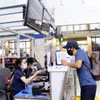 Khách làm thủ tục tại Sân bay Tân Sơn Nhất. (Ảnh: Tiến Lực/TTXVN)