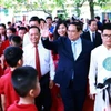 Thủ tướng Phạm Minh Chính đến dự khai giảng tại Trường Phổ thông Cơ sở Nguyễn Đình Chiểu, Hà Nội. (Ảnh: Dương Giang/TTXVN)