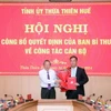 Phó Trưởng ban Thường trực Ban Tổ chức Trung ương Hoàng Đăng Quang công bố và trao Quyết định số 1513-QĐNS/TW ngày 27/8/2024 của Ban Bí thư cho ông Phạm Đức Tiến. (Ảnh: TTXVN phát)
