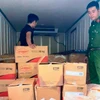 Công an tỉnh Quảng Bình và lực lượng chức năng phối hợp phát hiện, bắt vụ vận chuyển gần 3 tấn nội tạng động vật không rõ nguồn gốc xuất xứ. (Ảnh: TTXVN phát)