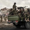 Binh sỹ Somalia tuần tra tại hiện trường một vụ đánh bom ở thủ đô Mogadishu. (Ảnh: AFP/TTXVN)