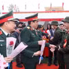 Đại tướng Lương Cường, Ủy viên Bộ Chính trị, Chủ nhiệm Tổng cục Chính trị Quân đội Nhân dân Việt Nam chúc mừng các thanh niên huyện Ba Vì lên đường nhập ngũ. (Ảnh: Trọng Đức/TTXVN)