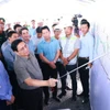 Thủ tướng Phạm Minh Chính kiểm tra công trường thi công tại nút giao IC5 Km47+800 thuộc xã Vĩnh Tường, huyện Vị Thủy, tỉnh Hậu Giang. (Ảnh: Dương Giang/TTXVN)