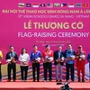 Ban Tổ chức trao quà lưu niệm cho đại diện các đoàn tham dự Đại hội Thể thao học sinh Đông Nam Á lần thứ 13. (Ảnh: Trần Lê Lâm/TTXVN)