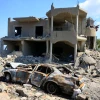 Ngôi nhà và phương tiện bị phá hủy trong vụ không kích của Israel xuống Chamaa, Liban ngày 2/8. (Ảnh: THX/TTXVN)