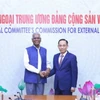 Trưởng Ban Đối ngoại Trung ương Lê Hoài Trung với Tổng Bí thư Đảng Cộng sản Ấn Độ Doraisamy Raja. (Ảnh: Phương Hoa/TTXVN)