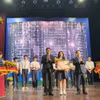 Trao giấy khen cho học sinh giành giải Nhất. (Ảnh: Nguyễn Cúc/TTXVN)