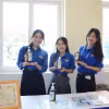 Các sinh viên Trường Đại học Sư phạm (Đại học Đà Nẵng) sáng chế ra sản phẩm dung dịch tẩy rửa đa năng từ rác hữu cơ. (Ảnh: Văn Dũng/TTXVN)