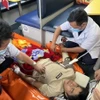 Chăm sóc y tế cho thuyền viên gặp nạn. (Ảnh: TTXVN phát)