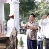 Chủ tịch Quốc hội Vương Đình Huệ dâng hương tưởng niệm các Anh hùng liệt sỹ tại Nghĩa trang Liệt sỹ Đồi 82, tỉnh Tây Ninh. (Ảnh: An Đăng/TTXVN)
