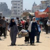 Người dân Palestine sơ tán tránh xung đột tại Khan Younis, Dải Gaza, ngày 2/7. (Ảnh: THX/TTXVN)