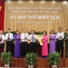 Lãnh đạo tỉnh Bắc Ninh tặng hoa chúc mừng bà Nguyễn Hương Giang (thứ 6 từ phải) đã hoàn thành nhiệm vụ Chủ tịch Ủy ban Nhân dân tỉnh. (Ảnh: Thanh Thương/TTXVN)