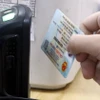 Dùng máy quét QR code trên CCCD gắn chip để tra cứu thông tin người bệnh. (Ảnh: Đồng Thúy/TTXVN)