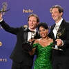 Jeremy Allen White (trái), Liza Colón-Zayas và Ebon Moss-Bachrach của The Bear tại Lễ trao giải Emmy lần thứ 76 ở Los Angeles. (Nguồn: Getty Images)