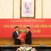 Đại tướng Lương Cường, Ủy viên Bộ Chính trị, Thường trực Ban Bí thư tặng hoa chúc mừng Thượng tướng Nguyễn Duy Ngọc giữ chức Chánh Văn phòng Trung ương Đảng. (Ảnh: Trí Dũng/TTXVN)
