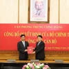 Đại tướng Lương Cường, Ủy viên Bộ Chính trị, Thường trực Ban Bí thư trao Quyết định của Bộ Chính trị điều động, phân công Thượng tướng Nguyễn Duy Ngọc giữ chức Chánh Văn phòng Trung ương Đảng. (Ảnh: Trí Dũng/TTXVN)