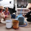 Người dân đến lấy nước tại điểm cấp nước ấp Pháo Đài, xã Phú Tân, huyện cù lao Tân Phú Đông. (Ảnh: Minh Trí/TTXVN)