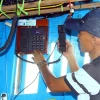 Thiết bị giám sát hành trình bị mất kết nối từ 1 tháng qua đã gây nhiều khó khăn cho ngư dân xã Bảo Ninh, thành phố Đồng Hới. (Ảnh: Tá Chuyên/TTXVN)