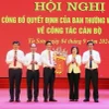 Phó Bí thư Thường trực Tỉnh ủy, Chủ tịch Hội đồng Nhân dân tỉnh Bắc Ninh Nguyễn Hương Giang (thứ 2 từ phải sang) trao quyết định cho tân Bí thư Thành ủy thành phố Từ Sơn Lưu Đình Thực. (Ảnh: Thanh Thương/TTXVN)