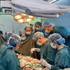 Các bác sỹ Bệnh viện Ung bướu Thành phố Hồ Chí Minh phẫu thuật ung thư cổ tử cung cho người bệnh. (Ảnh: TTXVN phát)