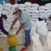 Xuất, cấp gạo cho người dân. (Nguồn: TTXVN)