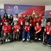 Đại sứ Việt Nam tại Pháp Đinh Toàn Thắng và đoàn thể thao người khuyết tật Việt Nam chụp ảnh lưu niệm. (Ảnh: Thu Hà/TTXVN)