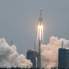 Tên lửa Trường Chinh 5B của Trung Quốc, mang theo trạm không gian Thiên Hoà vào quỹ đạo, rời bệ phóng tại Trung tâm phóng tàu vũ trụ Văn Xương, tỉnh Hải Nam ngày 29/4/2021. (Ảnh: AFP/TTXVN)