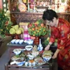 Chuẩn bị mâm cỗ Tết truyền thống Hà Nội. (Ảnh: Đinh Thị Thuận/TTXVN)