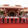 Các đại biểu thực hiện nghi thức cắt băng khánh thành Đền thờ Anh hùng Liệt sỹ Rừng Sác-Cần Giờ. (Ảnh: Xuân Khu/TTXVN)