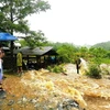 Lãnh đạo huyện Vị Xuyên kiểm tra các điểm ngập úng, sạt lở trên địa bàn. (Ảnh: Quỳnh Anh/TTXVN phát)