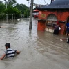 Ngập lụt trên đường phố do mưa lớn khiến nước sông tràn bờ ở Kathmandu, Nepal ngày 8/8/2023. (Ảnh: AFP/TTXVN)