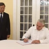 Bí thư thứ Nhất Ban Chấp hành Trung ương Đảng, Chủ tịch Cuba Miguel Díaz-Canel Bermúdez ghi sổ tang. (Ảnh: Việt Hùng/TTXVN)